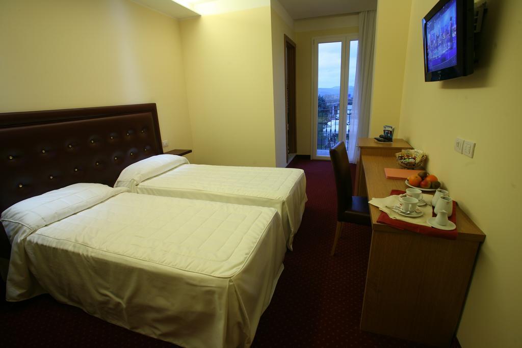 Hotel Il Perugino กอร์เชียโน ภายนอก รูปภาพ